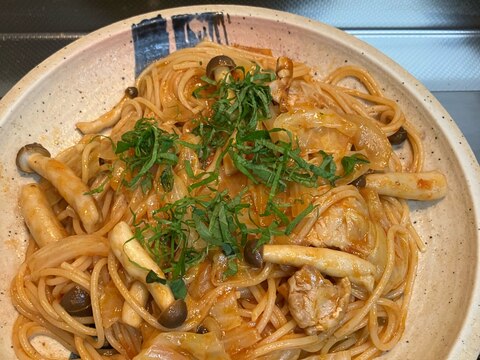 鶏肉とキャベツとしめじのガーリックトマトパスタ♪